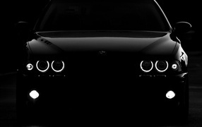 BMW M5 в темноте
