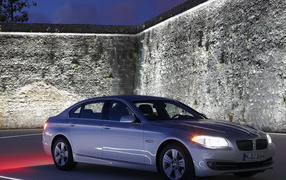 БМВ 5 серии окруженный стеной