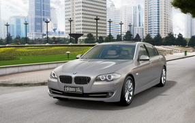 BMW 5 Series Long Wheelbaseа на улицах востока