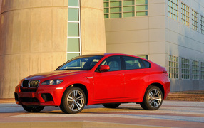 БМВ Х6 возле завода