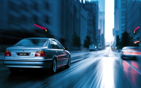 В движении BMW 528i