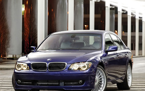 Перед синей BMW Alpine