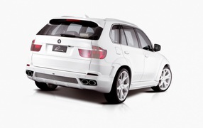 Белый БМВ Lumma