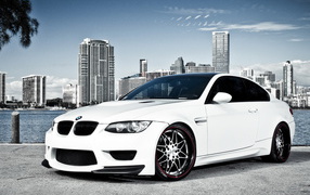 белый БМВ М3