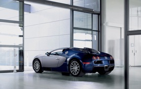 Синий Bugatti Veyron