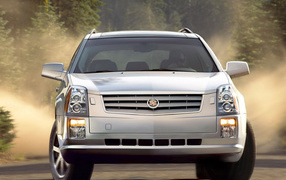 Кадиллак СРХ в лесном массиве