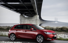 Ситроен С4 под мостом