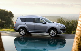 Ситроен С Кроссер возле бассейна