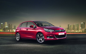 красный Ситроен С4