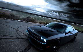 Черный Dodge Challenger