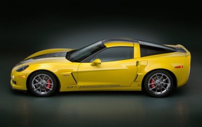 Желтый спорткар