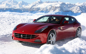 красный Ferrari-FF
