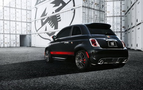 Черный Fiat-500 Abarth