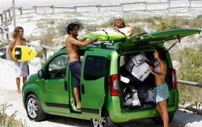 Фиат Фиорино рызграужаясь на пляже