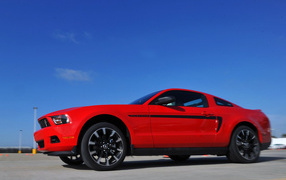 Форд Мустанг в красном цвете