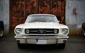 Ford Mustang  на парковке