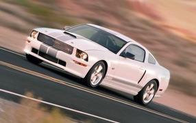 Белый автомобиль Ford GT