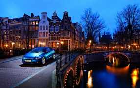 Хонда СR-Z в вечернем городе