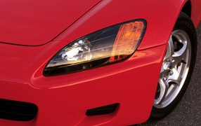 Перед красной Honda S2000