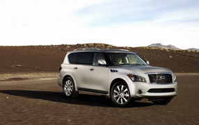 Инфинити QX в пустыне