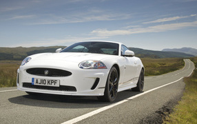 Новый Ягуар-XKR в движении