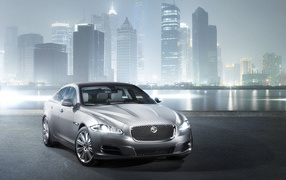 Jaguar XJ на фоне города