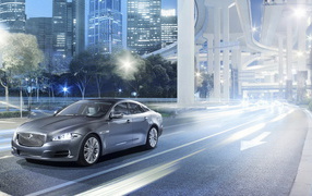 Jaguar XJ на улицах города