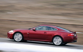 Ягуар XK в движении