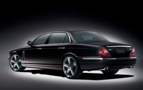 Мощный Jaguar V8