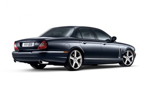 Jaguar XJR вид сзади