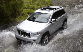 Джип Гранд Чероки на бездорожье