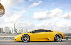 желтый Lamborghini