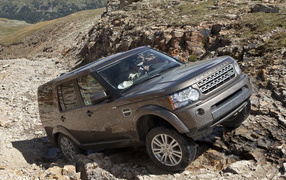 Land-Rover-LR4 in the mountains