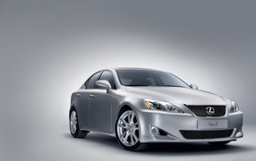Lexus IS перед