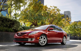 Мазда 6 в городском парке