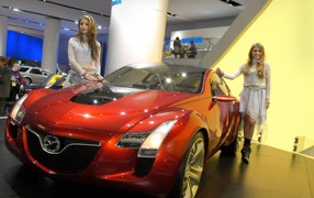 Mazda Kabura и девушки