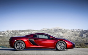 Красный McLaren mp4 12c