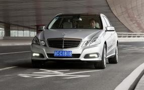 Mercedes-Benz-E-Class L 2011