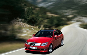 Mercedes Benz C 350 Estate на вьющейся дороге