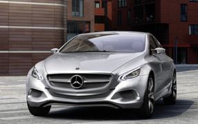 Mercedes Benz F800 Style Concept во дворе