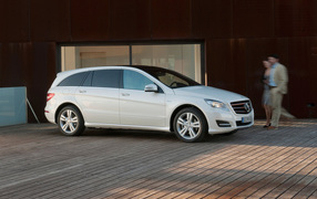 Мерседес Бенц Р класс дожидаясь начала движения