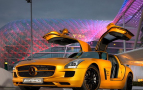 Benz SLS AMG Desert Gold с широко раскрытыми крыльями