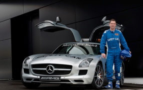 Mercedes Benz SLS AMG F1 перед треком