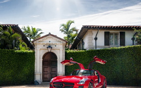 Красный Mercedes Benz SLS