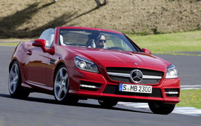 красный Mercedes-Benz