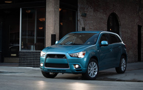 Митсубиши CUV выезжая на улицу