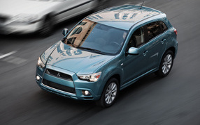 Митсубиши CUV движение по улице