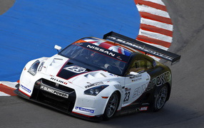 2010-Nissan-GT-R-Racing
