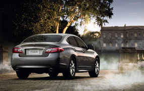 Nissan Fuga в загородном поместье