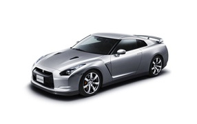 Серебристый Nissan GT